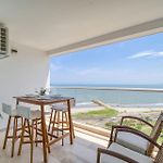 Beachfront Studio With Stunning Ocean Views