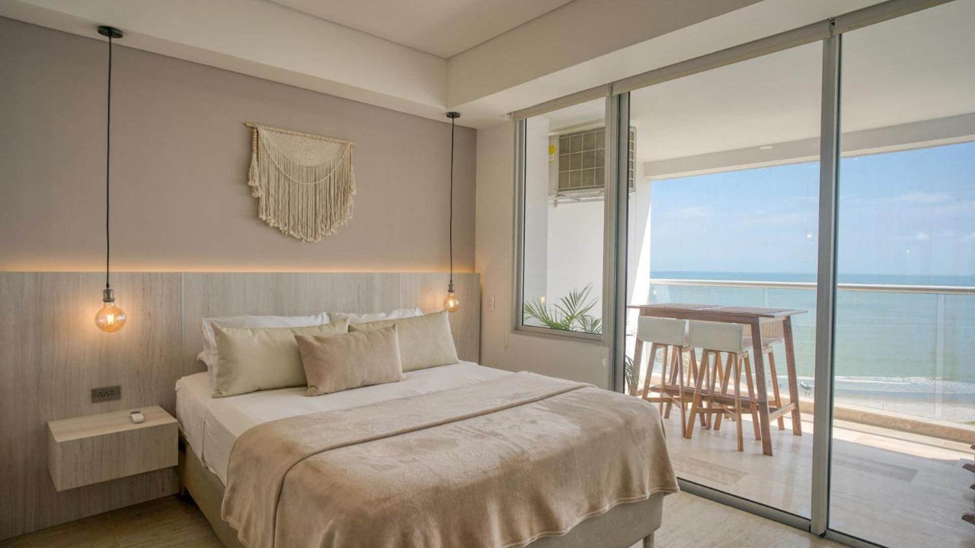 Beachfront With Stunning Ocean Views Apartamento Cartagena